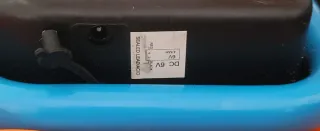 Patinete infantil 3 ruedas naranja y azul.