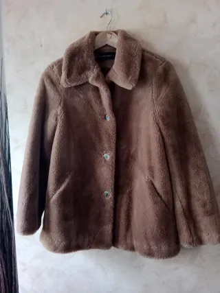 Chaquetón de pelo de Purificación García canela