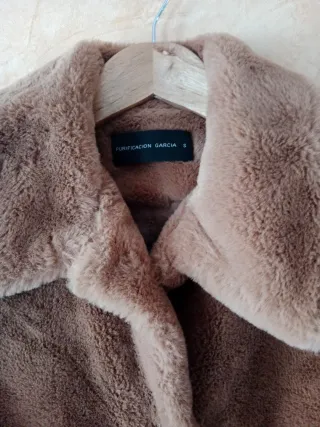 Chaquetón de pelo de Purificación García canela