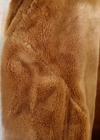 Chaquetón de pelo de Purificación García canela