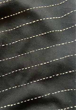 Falda negra con abertura