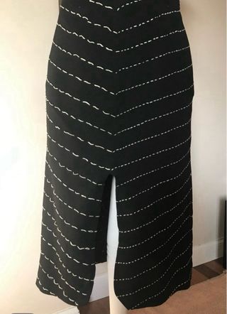 Falda negra con abertura