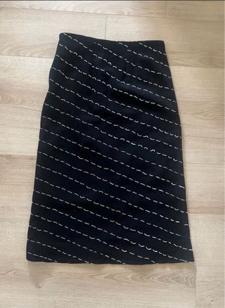 Falda negra con abertura