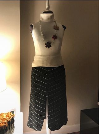 Falda negra con abertura