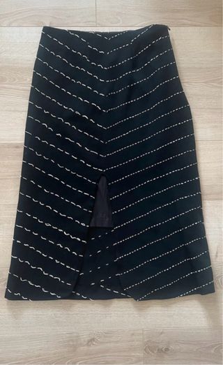 Falda negra con abertura