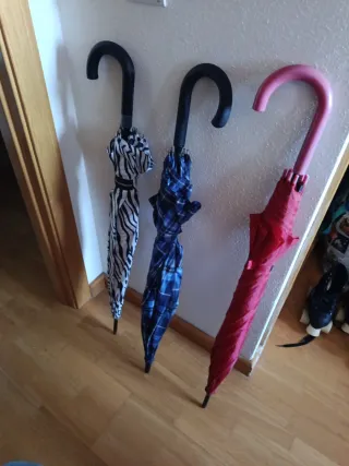 3 Paraguas negros y rojos