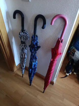 3 Paraguas negros y rojos