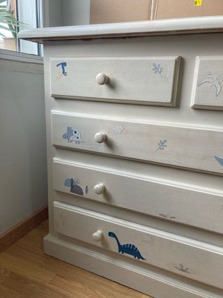 Cómoda infantil de pino pintado