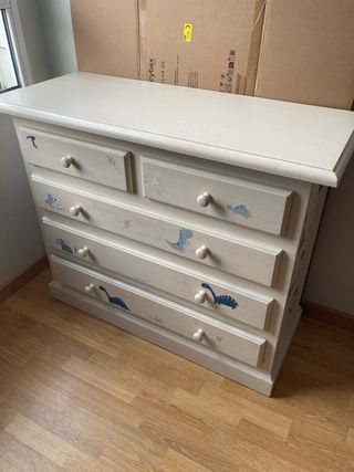 Cómoda infantil de pino pintado