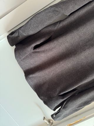 Sudadera gris con agujeros para pulgares