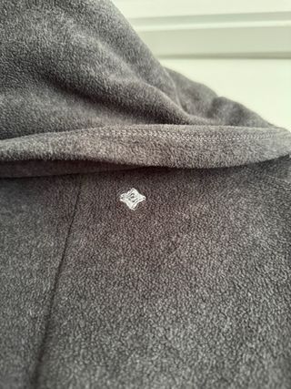Sudadera gris con agujeros para pulgares