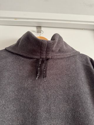 Sudadera gris con agujeros para pulgares