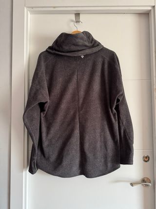 Sudadera gris con agujeros para pulgares