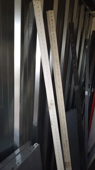 Ángulos de estantería, blancos