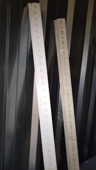 Ángulos de estantería, blancos