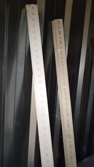 Ángulos de estantería, blancos