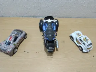 MOTO 3 RUEDAS DE metal y 2 coches plástico