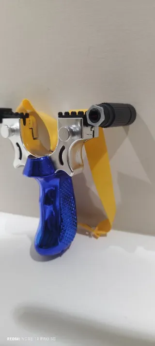 Fionda con mirino laser e livella