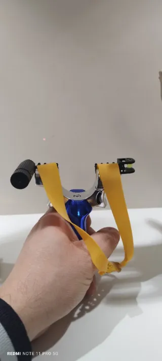 Fionda con mirino laser e livella