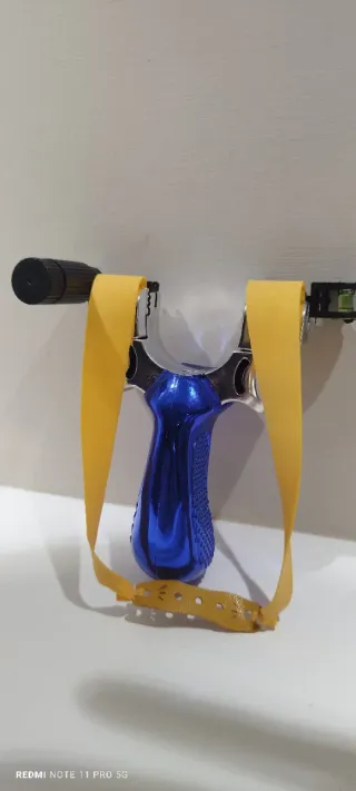 Fionda con mirino laser e livella