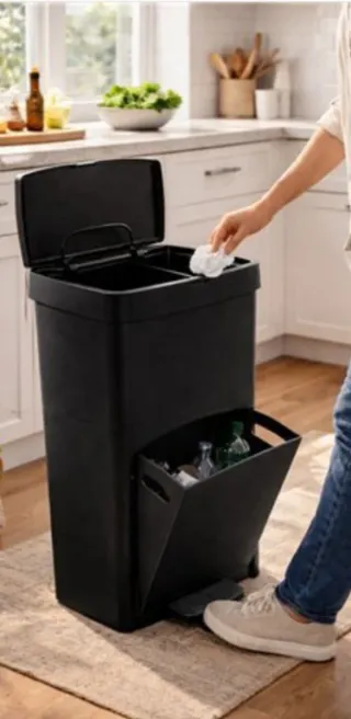 Cubos de reciclaje negros de plástico