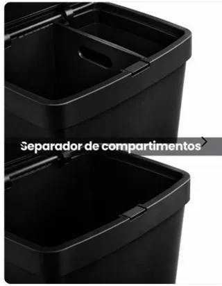 Cubos de reciclaje negros de plástico