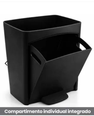 Cubos de reciclaje negros de plástico