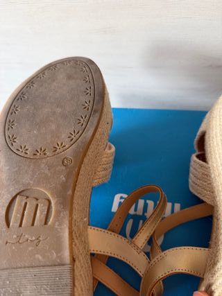Sandalias Mustang Tacon Beige y Dorado Talla 39