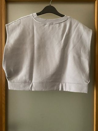 Top sin mangas Zara gris talla M