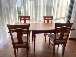 Mesa de comedor y 4 sillas de madera