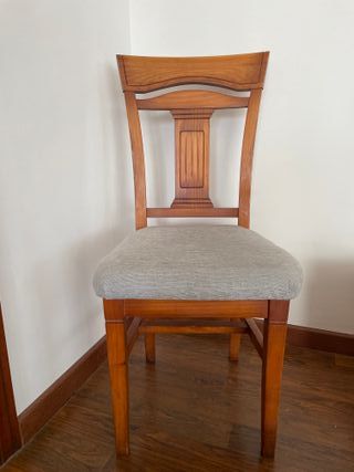 Mesa de comedor y 4 sillas de madera