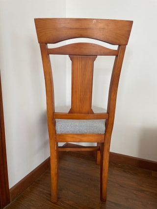 Mesa de comedor y 4 sillas de madera