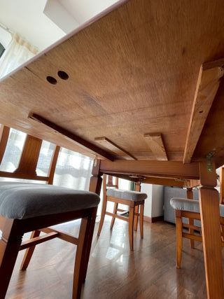 Mesa de comedor y 4 sillas de madera