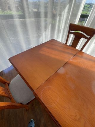 Mesa de comedor y 4 sillas de madera