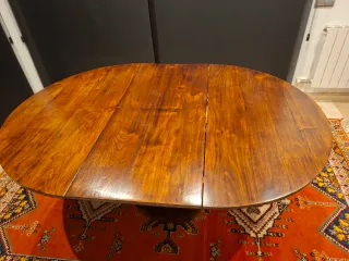 Mesa redonda de madera antigua y 6 sillas