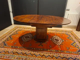 Mesa redonda de madera antigua y 6 sillas