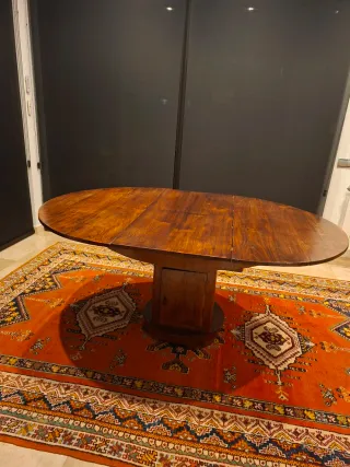 Mesa redonda de madera antigua y 6 sillas