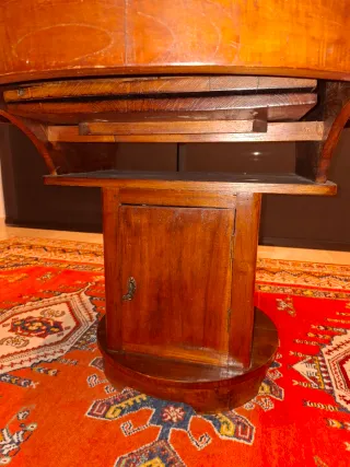 Mesa redonda de madera antigua y 6 sillas