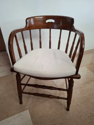 Mesa redonda de madera antigua y 6 sillas