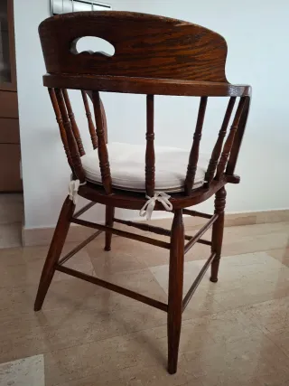 Mesa redonda de madera antigua y 6 sillas