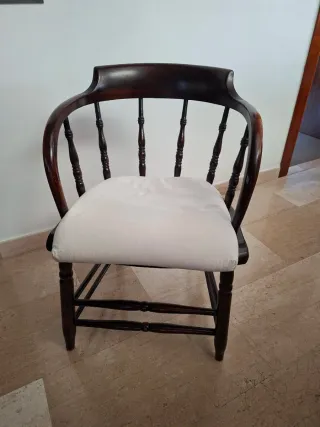 Mesa redonda de madera antigua y 6 sillas