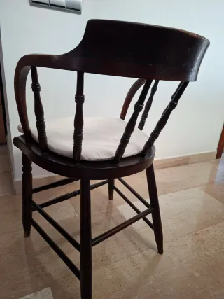 Mesa redonda de madera antigua y 6 sillas