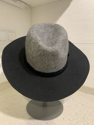 Sombrero de fieltro gris y negro