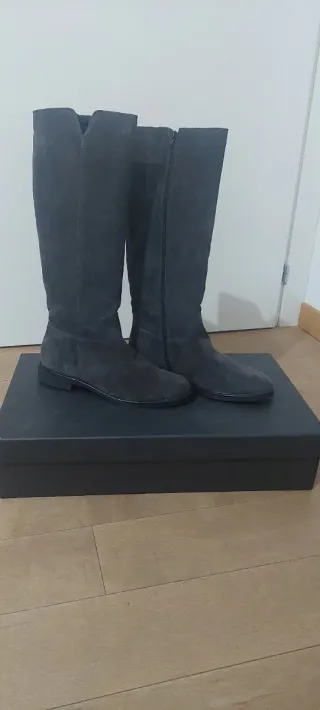 Stivali marroni in camoscio marca RIZZOLI.