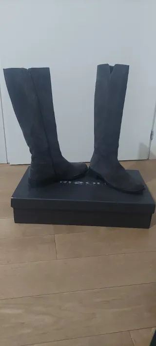 Stivali marroni in camoscio marca RIZZOLI.