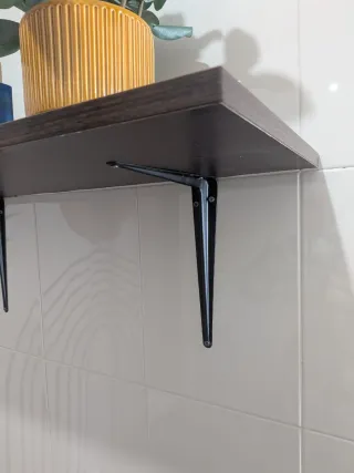 Estantería marrón con soportes negros