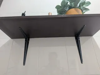 Estantería marrón con soportes negros