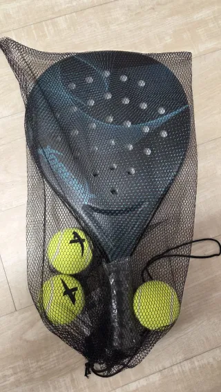 Raqueta de pádel con 3 pelotas y funda