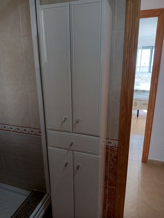 Mueble de aseo blanco