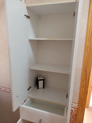 Mueble de aseo blanco